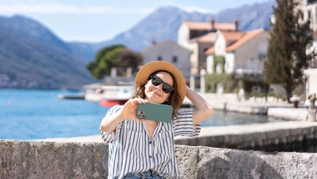 Γυναικα βγαζει φωτογραφια στις διακοπες της