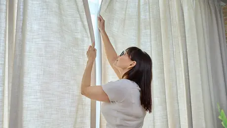γυναικα κλεινει κουρτινεσ