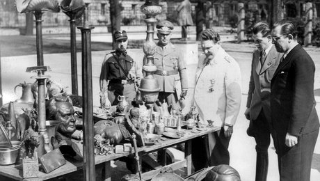 Φωτογραφία του 1940 με τον Χέρμαν Γκέρινγκ (φορώντας λευκό πουκάμισο)