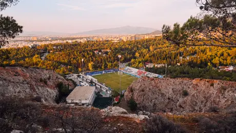 Η θέα του γηπέδου της Καισαριανής ψηλά από τα βράχια.