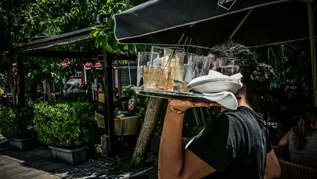 Εργαζόμενη εν μέσω καύσωνα στη Θεσσαλονίκη