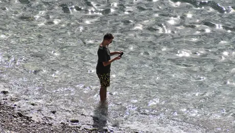 Άνδρας με κινητό στην παραλία