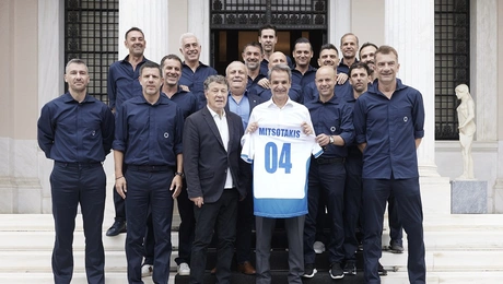 Ο Κυριάκος Μητσοτάκης με μέλη της Εθνικής του Euro 2004