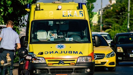 Ασθενοφόρο στη Λάρισα