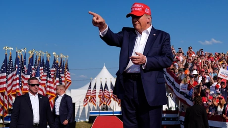 Ο Ντοναλντ Τραμπ δέχθηκε πυροβολισμο σε ομιλια του στην Πενσιλβανια