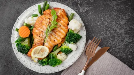 Πιατο με σολομο και βραστα λαχανικα