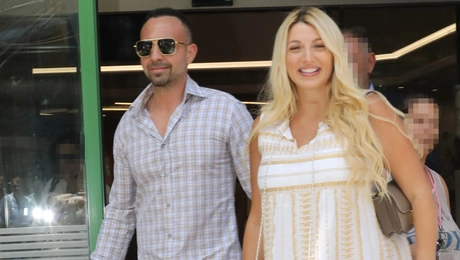 Η Κωνσταντινα Σπυροπουλου και ο Βασιλης Σταθοκωστοπουλος στην εξοδο τους απο το μαιευτηριο