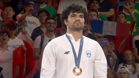 Η στιγμή απονομής μεταλλίου στον Θοδωρή Τσελίδη
