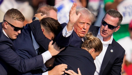 Ο Ντοναλντ Τραμπ χιαρετα το πληθος μετα την αποπειρα δολοφονιας εναντιον του