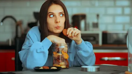 Μία γυναίκα τρώει μπισκότα