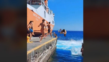 Τα παιδιά αποχαιρετούν το πλοίο. 