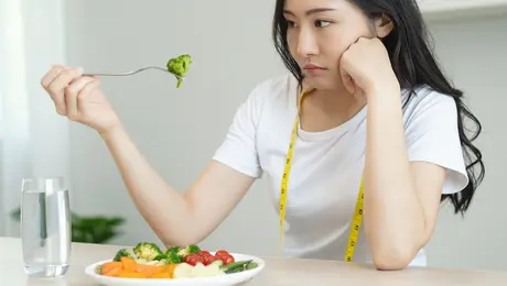 Γυναίκα κάνει διατροφή