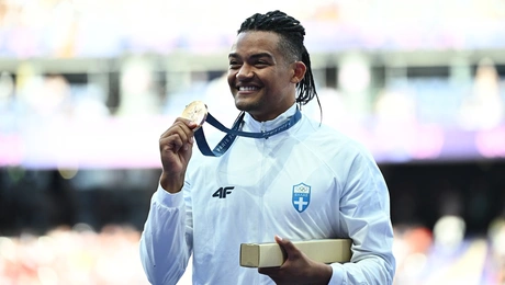 Ο Εμμανουήλ Καραλής με το μετάλλιο