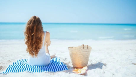 γυναικα, παραλια, προστασια μαλλιων απο το νερο