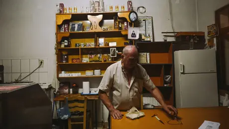 Ο κύριος Λευτέρης στο καφενείο του.