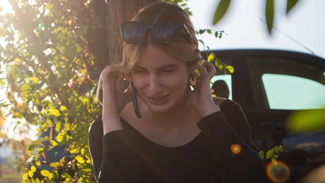 Κοπέλα μιλάει στο κινητό