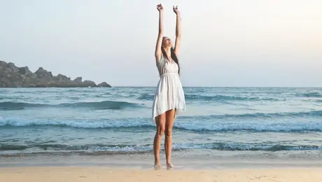 Κοπέλα στην παραλία