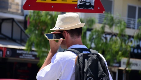 Άνδρας ακούει φωνητικό μήνυμα