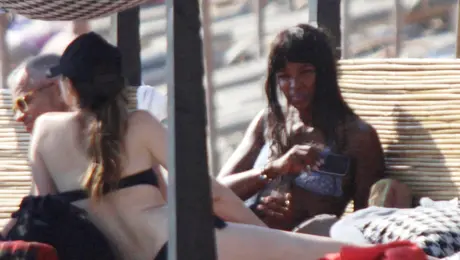 Η Ναόμι Κάμπελ στη Μύκονο