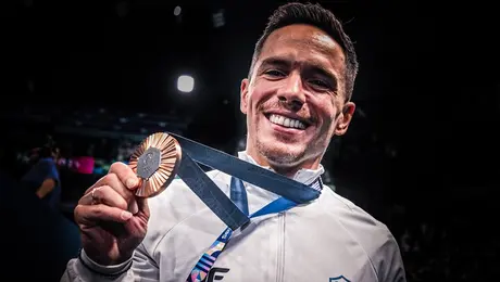 Ο Λευτέρης Πετρούνιας με το ιστορικό μετάλλιο