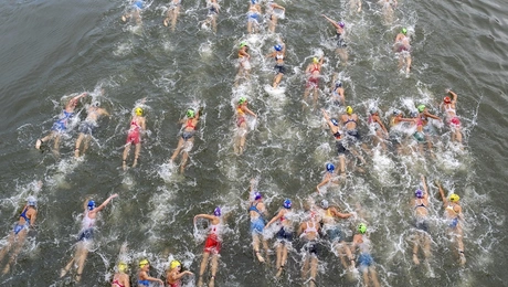 Αθλητές κολυμπούν στον Σηκουάνα