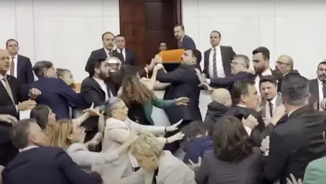 Καβγάς με γροθιές στην Εθνοσυνέλευση στην Τουρκία