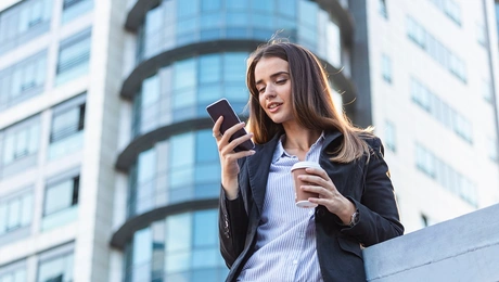 Γυναίκα στέλνει μηνύματα