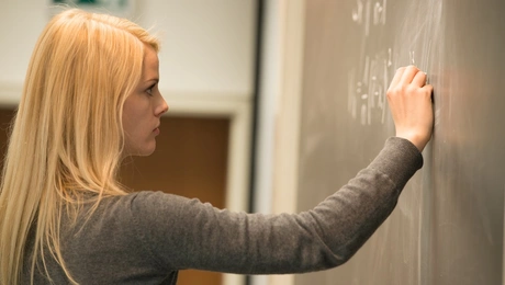 Γυναίκα στο αμφιθέατρο πανεπιστημίου.