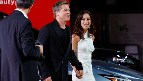 ο μπραντ πιτ με την ινες ντε ραμον στο φεστιβαλ κινηματογραφου της βενετιας