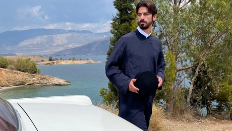 Ο Δημήτρης Γκοτσόπουλος υποδύεται τον πατέρα Νικόλαο στη σειρά «Άγιος Έρωτας»