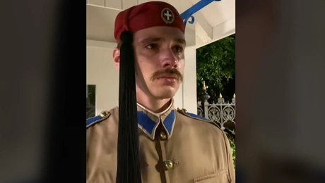 Συγκίνησε ο Εύζωνας που έκλαψε
