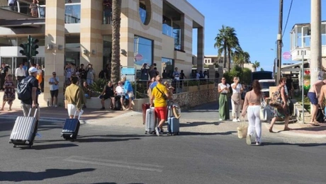 Τουρίστες φεύγουν από τη φωτιά στα Χανιά