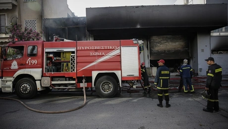Φωτιά σε επιχείρηση στο Περιστέρι
