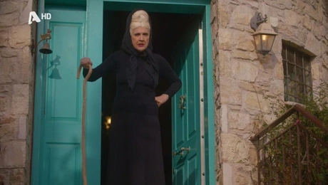 Σκηνή από τη σειρά «Η Κατάρα της Τζέλας Δελαφράγκα»