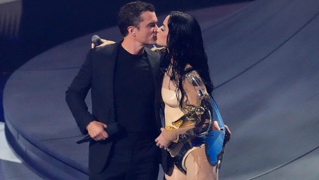 Παθιασμένο φιλί για Κέιτι Πέρι και Ορλάντο Μπλουμ στα MTV VMAs