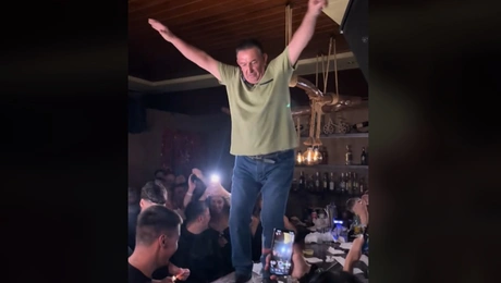 Άνδρας χορεύει στη Λάρισα