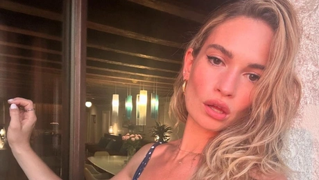 η λιλι τζειμς ποζαρει απο τις διακοπες της στην ιταλια