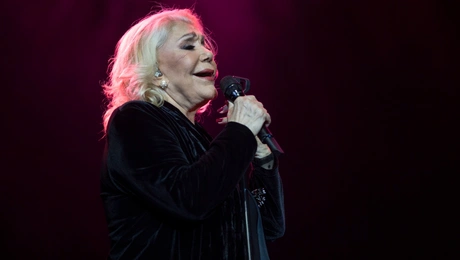 Η Μαρινέλλα ερμηνεύει μεγάλες επιτυχίες της