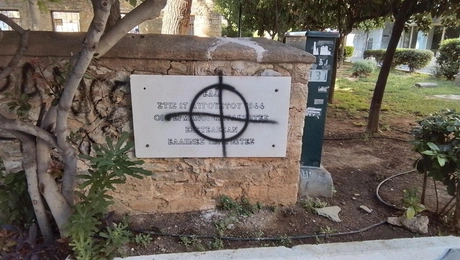 Άγνωστοι βεβήλωσαν το Μπλόκο της Κοκκινιάς