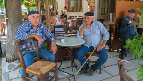 Παππούδες σε καφενείο