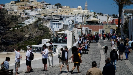 Τουρίστες στη Σαντορίνη