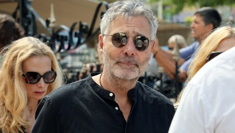 Ο Θοδωρής Αθερίδης στην κηδεία του Ντίνου Καρύδη