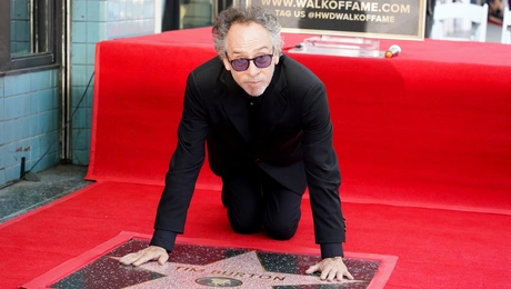 ο τιμ μπαρτον απεκτησε αστερι στη λεωφορο της δοξας στο χολιγουντ