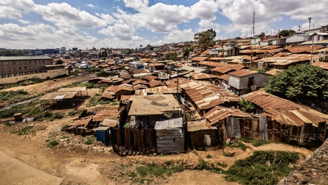 Στις φτωχογειτονιές της Αφρικής