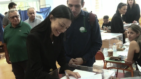 Η υποψήφια πρόεδρος του ΠΑΣΟΚ-ΚΙΝΑΛ, Νάντια Γιαννακοπούλου, ψήφισε στο εκλογικό κέντρου του Περιστερίου