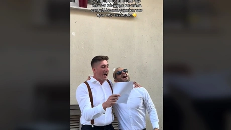 Άνδρας κάνει καντάδα στη σύζυγό του