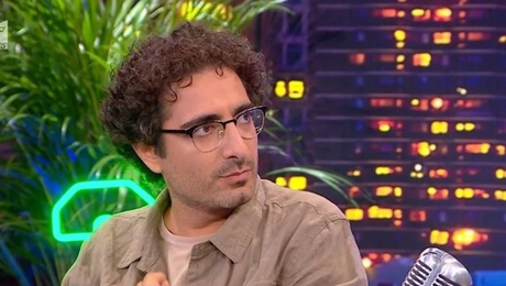 Ο Λάμπρος Φισφής στην εκπομπή «The 2Night Show» μιλά για τα όρια της σάτιρας