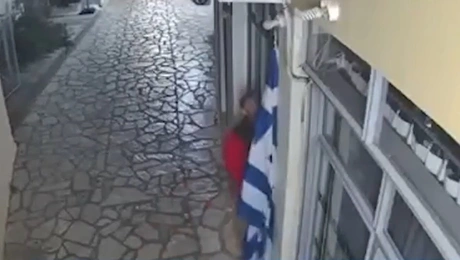 Τουρίστες κατέβασαν σημαία στο Λεωνίδιο