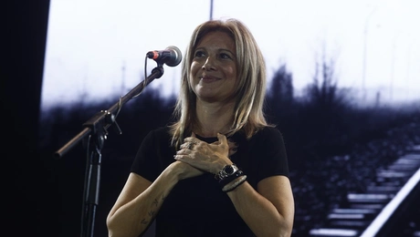 Η Μαρία Καρυστιανού στη συναυλία για τα Τέμπη