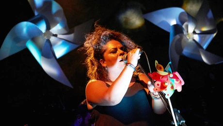 Η Ματούλα Ζαμάνη έβγαλε τη μπλούζα της σε συναυλία και δέχθηκε χυδαία σχόλια στα social media